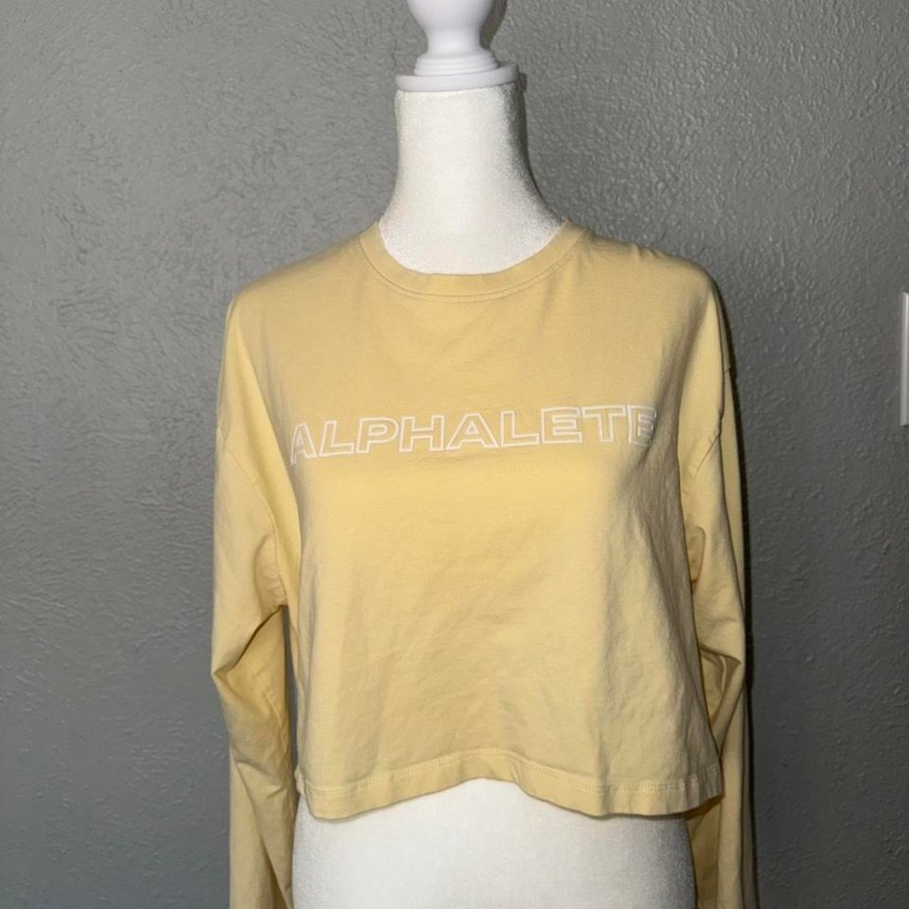 NWOT ALPHALETE OUTLINED LONG SLEEVE CROP SIZE MEDIUM‎